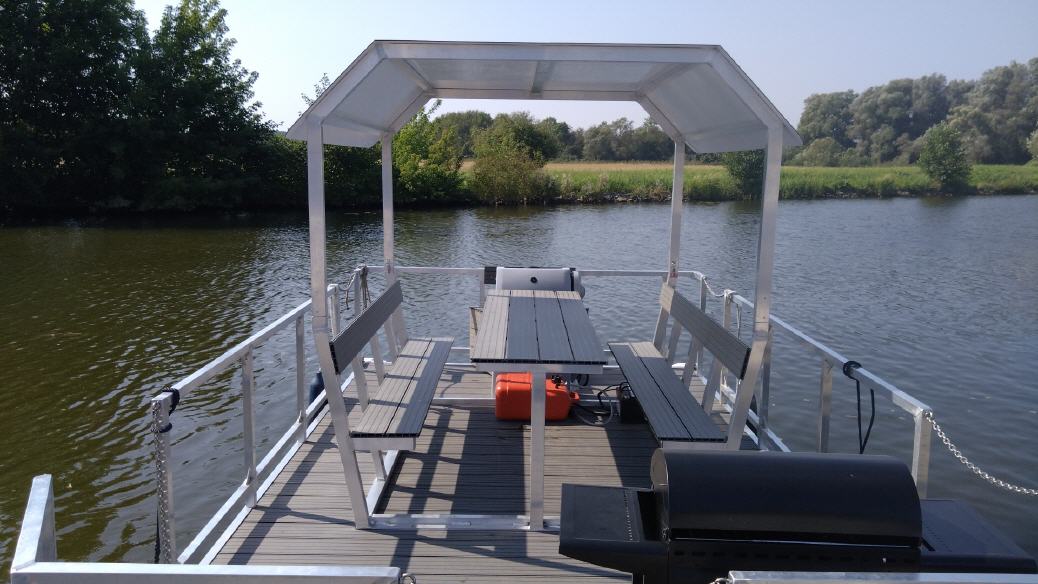 feste Sitzbänke mit Tisch